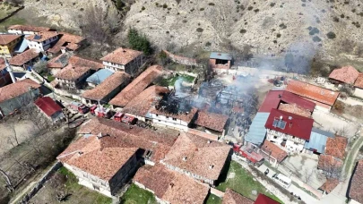 Çıkan yangında 2 ev, 1 araç yandı