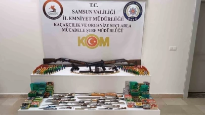 Bir evde çok sayıda silah ve bıçak ele geçirildi