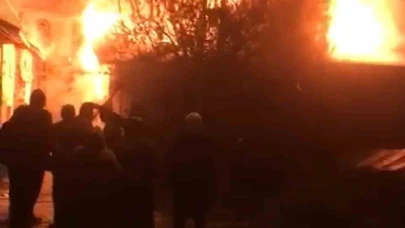 Köyde çıkan yangında 3 ev kullanılamaz hale geldi