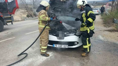 Alev alan otomobilin yardımına itfaiye ekipleri yetişti