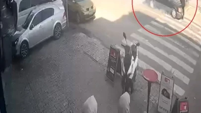 Yaya geçidinde otomobilin çarptığı yaşlı adam ağır yaralandı: Kaza anı kamerada