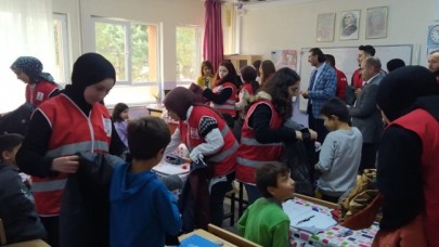 300 ÖĞRENCİYE KIŞLIK MONT HEDİYE EDİLDİ