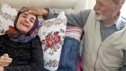 45 YAŞINDAKİ ENGELLİ KIZINA ÖZENLE BAKIYOR