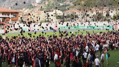 4500 ÖĞRENCİNİN MEZUNİYET SEVİNCİ
