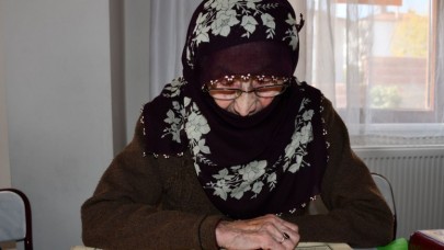 91 YAŞINDA KUR’AN-I KERİM ÖĞRENİYOR