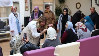 AK KADINLAR’DAN HUZUREVİ ZİYARETİ