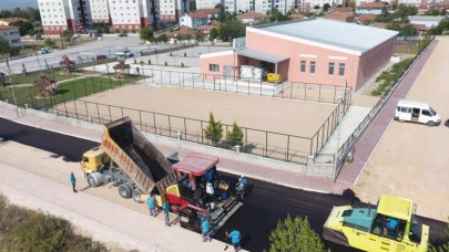 ALT YAPISI TAMAMLANAN YOLLAR ASFALTLANIYOR