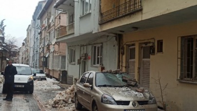 ALTINLARI BOZDURUP ALDIĞI OTOMOBİLİN ÜSTÜNE BALKON UÇTU