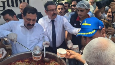 AMASYA’DA AŞURE DAĞITIMINA KATILDI