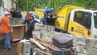 AMASYA'DA "ÇÖP EV"DEN 2 KAMYON ATIK ÇIKTI