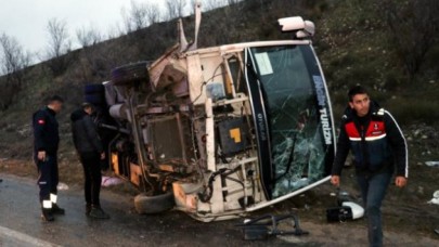 AMASYA'DA TUR OTOBÜSÜNÜN  DEVRİLMESİ SONUCU 28 KİŞİ YARALANDI