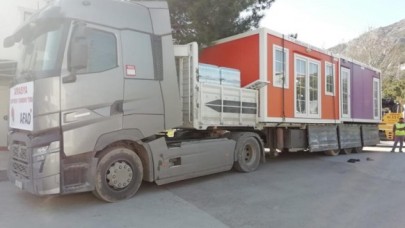 AMASYA POLİSİ DEPREMZEDELER KONTEYNER GÖNDERDİ