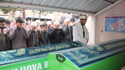 ANNE VE BABASININ CENAZE NAMAZLARINI KILDIRDI