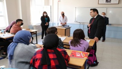 AŞI OLAN ÖĞRENCİLERİ TEBRİK ETTİ