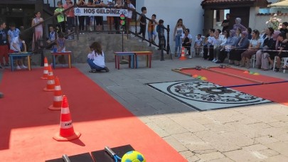 ATIK MALZEMELERLE OLUŞTURULAN OYUN PARKURU ÇOCUKLARIN EĞLENCESİ OLDU