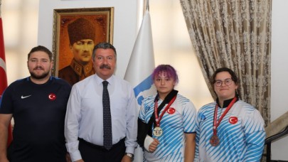 AYAĞININ TOZU İLE BAŞKAN KARGI’YI ZİYARET ETTİ