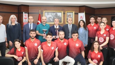 Üniversitelerarası Ayak Tenisi Türkiye Şampiyonu Sporcularından Rektör Elmacı’yı Ziyaret