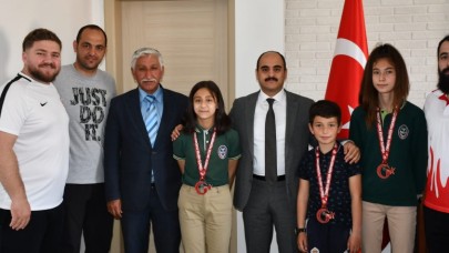 BAŞARILI HALTERCİLER KAYMAKAM ALTINÖZ’Ü ZİYARET ETTİ