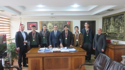BAŞARILI ÖĞRENCİLERİ TEBRİK ETTİ