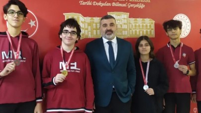 BAŞARILI ÖĞRENCİLERİNİ ÖDÜLLENDİRDİ