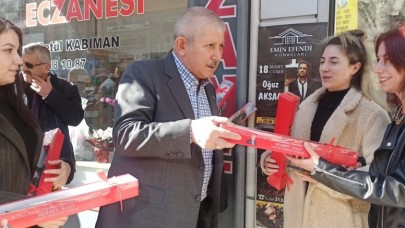 BAŞKAN SARI 8 MART DÜNYA KADINLAR GÜNÜNDE KARANFİL DAĞITTI