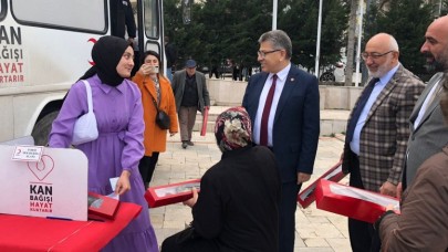 BAŞKAN SARI’DAN KADINLARA ÇİÇEK JESTİ