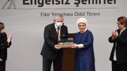 BAŞKAN SARI, ÖDÜLÜNÜ EMİNE ERDOĞAN’IN ELİNDEN ALDI