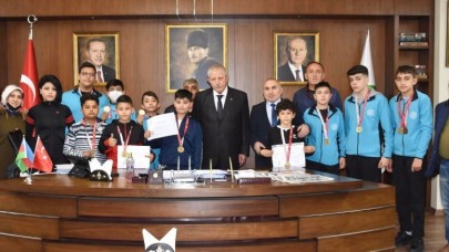 BAŞKAN SARI,ÖĞRENCİLERİ TEK TEK TEBRİK ETTİ