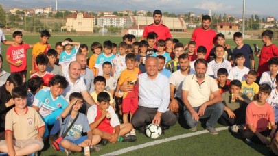 BAŞKAN ÜÇOK, BELEDİYESPOR YAZ SPOR OKULUNU ZİYARET ETTİ.