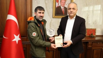 BAŞKAN ÜÇOK, TİYATRO EKİBİNE TEŞEKKÜR ETTİ