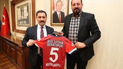 BAŞKAN ZENNUN, VALİ MASATLI’YA FORMA HEDİYE ETTİ