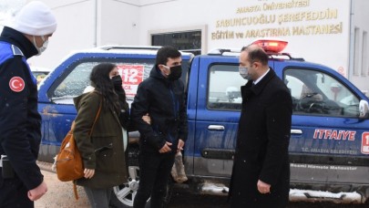 BELEDİYE EKİPLERİ KARDA MAHSUR KALAN, HAMİLE BAYANI HASTANEYE ULAŞTIRDI