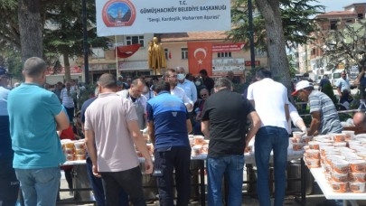 BELEDİYE VATANDAŞA AŞURE DAĞITTI