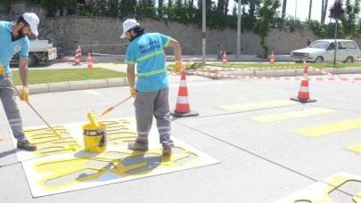 BELEDİYE YAYA GEÇİTLERİNİ YENİLİYOR