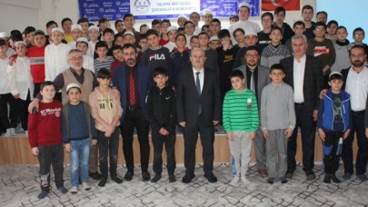 ÇANAKKALE ZAFERİNİ KUTLAYAN GENÇ HAFIZLAR ŞEHİTLERE MİNNET VE DUALARDA BULUNDU