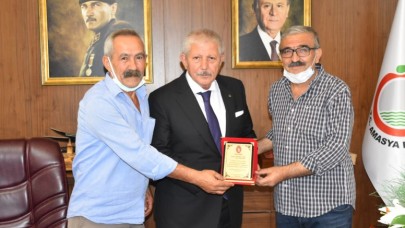 CEM VAKFI’NDAN BAŞKAN SARI’YA TEŞEKKÜR PLAKETİ