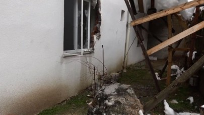 DAĞDAN KOPAN KAYA EVİN ÜZERİNE DÜŞTÜ