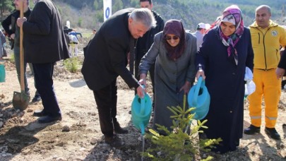 DEPREM ŞEHİTLERİ İÇİN FİDANLAR TOPRAKLA BULUŞTU
