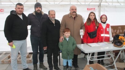 DEPREMDEN ETKİLENDİ KUMBARASINDAKİ PARALARINI BAĞIŞLADI