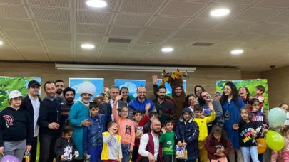 DEPREMZEDE ÇOCUKLAR İÇİN TİYATRO OYUNU SAHNELENDİ
