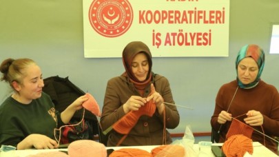 DEPREMZEDE KADINLAR, DEPREMİN İZLERİNİ SİLMEYE ÇALIŞIYOR