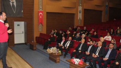 DEPREMZEDE KADINLARA PSİKOLOJİK DESTEK KONFERANSI DÜZENLEDİ