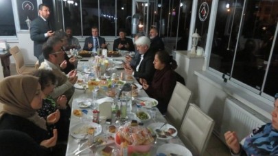 DEPREMZEDE MİSAFİRLERLE ORUCUNU AÇTI