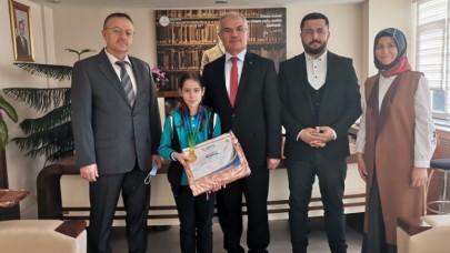 DERECEYE GİREN ÖĞRENCİ ÖDÜLLENDİRİLDİ