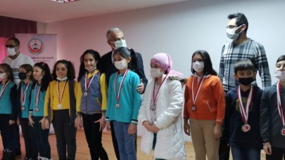 DERECEYE GİREN ÖĞRENCİLER ÖDÜLLERİNİ ALDI