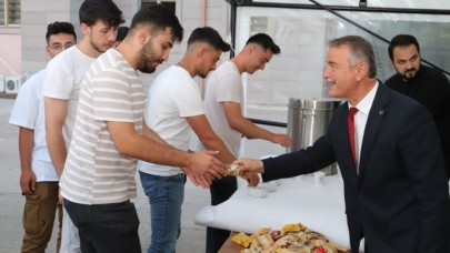 DERS ÇALIŞAN ÖĞRENCİLERE ÜCRETSİZ YİYECEK İÇECEK İKRAMI