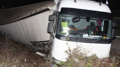 DEVRİLEN TIRIN SÜRÜCÜSÜ YARALANDI