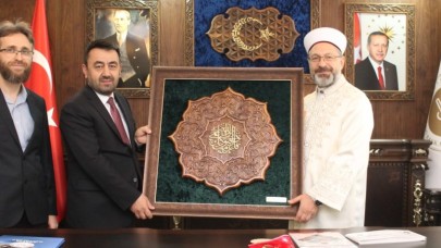 DİN GÖREVLİLERİ ERBAŞ’A AHŞAP OYMA TABLO HEDİYE ETTİ