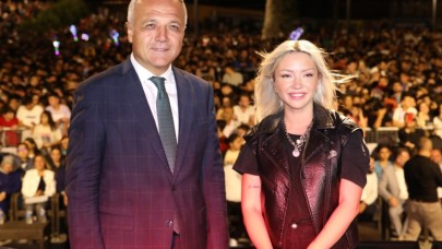 ECE SEÇKİN HAYRANLARINI COŞTURDU