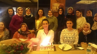 ECEM ÖĞRETMENE VELİLERDEN PASTALI SÜRPRİZ